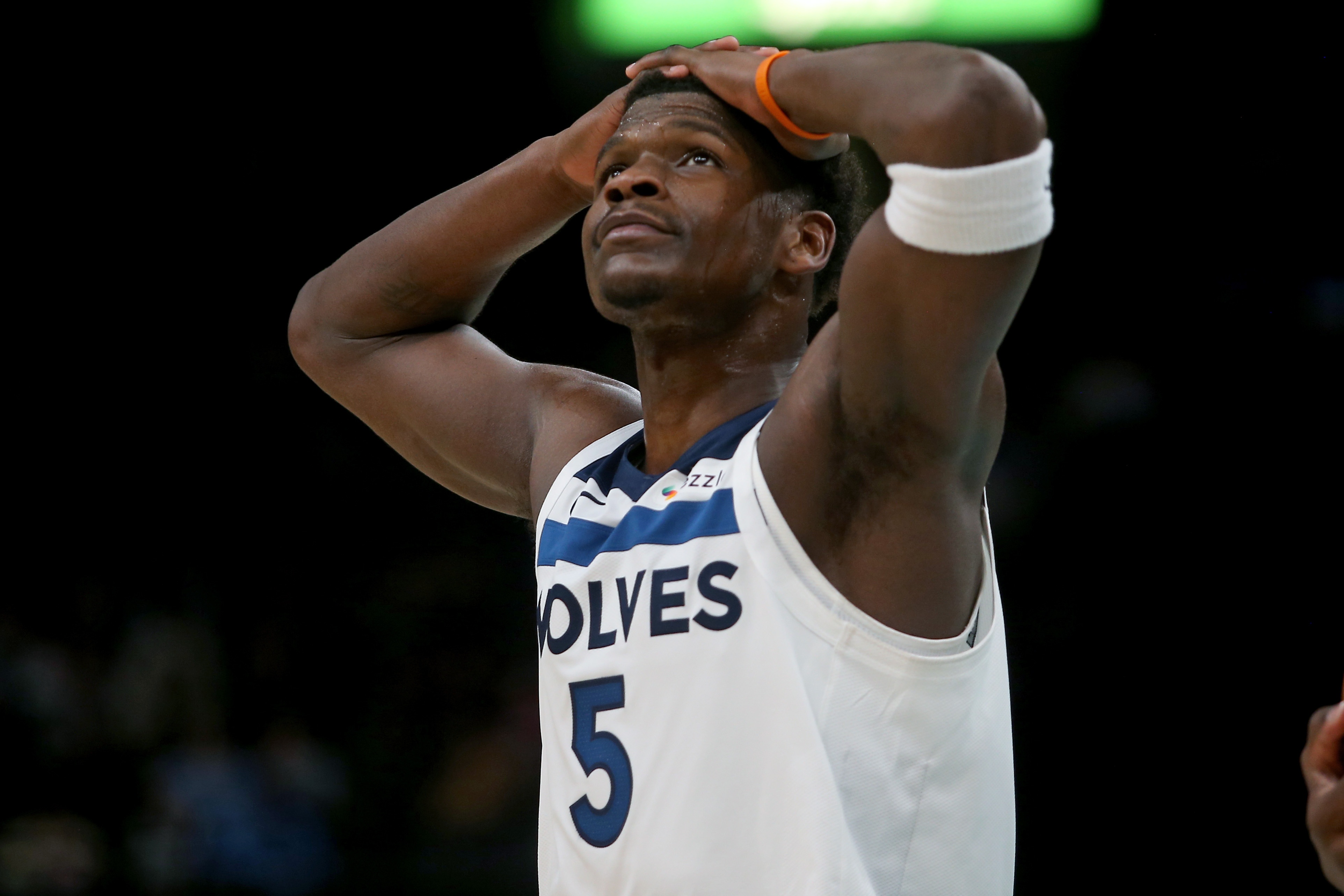 app下载-乏善可陈！爱德华兹半场11投4中 仅得到9分3板2助&amp;正负值-11